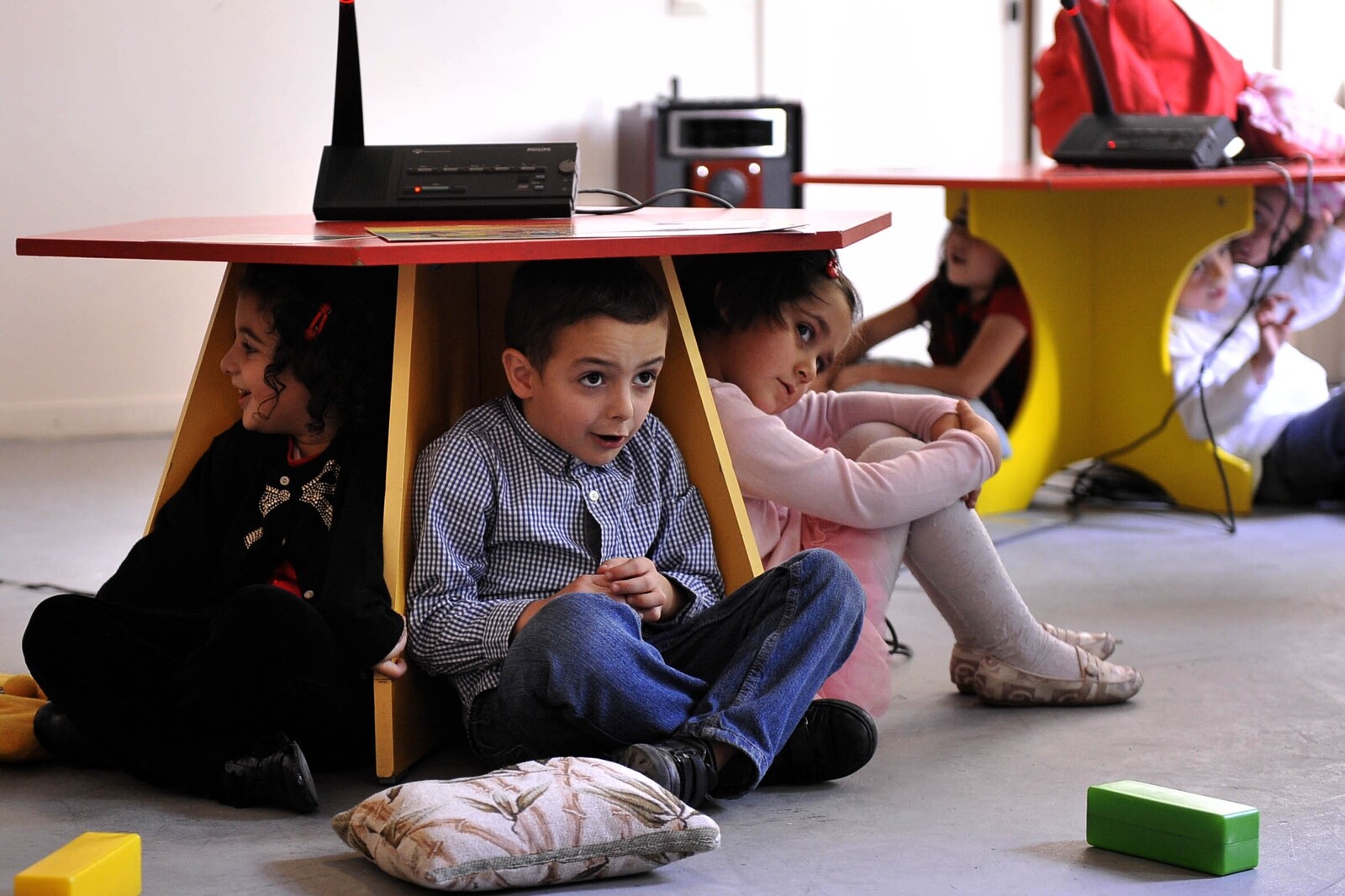 Kinder lernen spielerisch, wo sie bei einem Erdbeben Schutz finden.