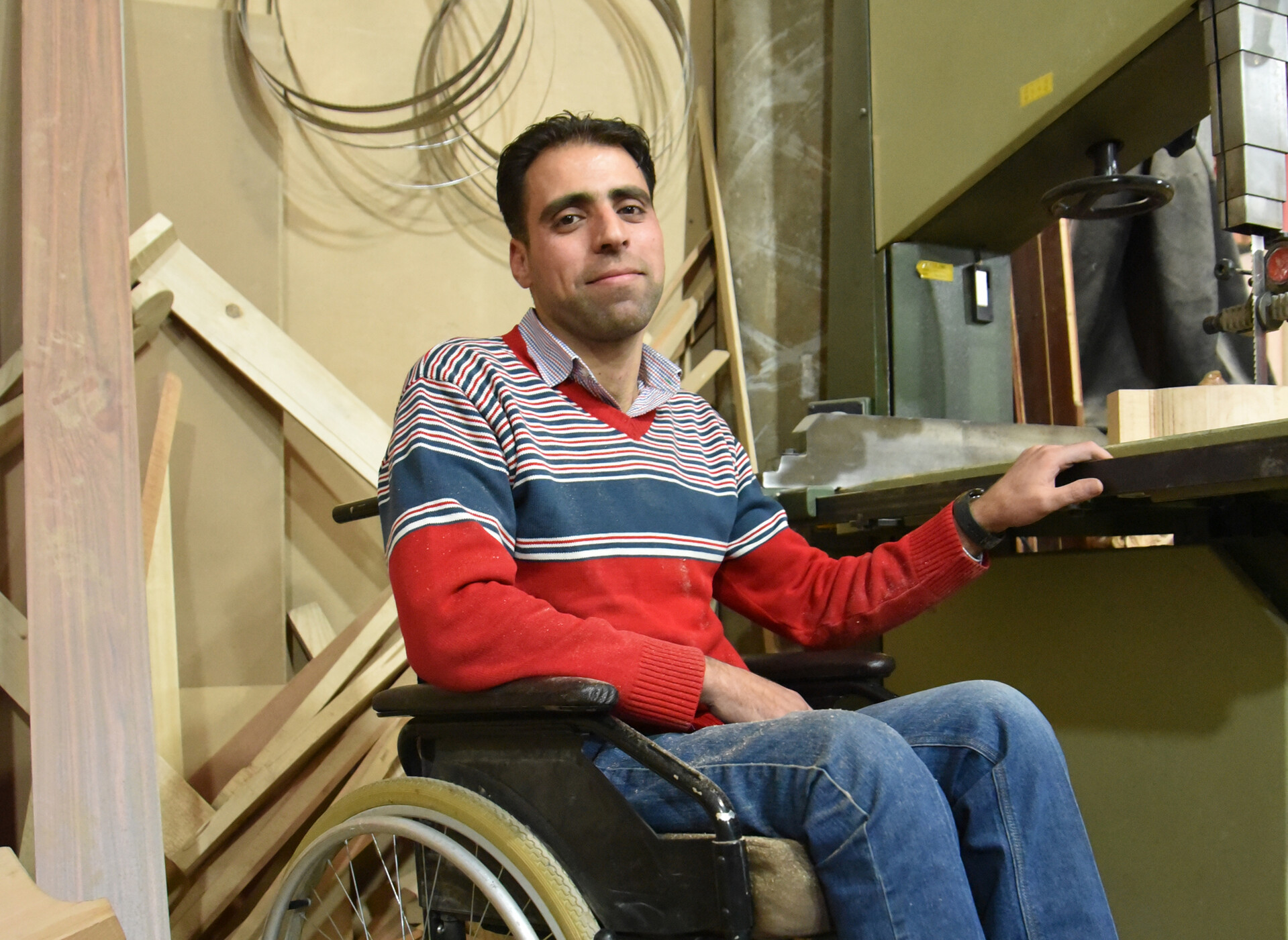Osama sitzt in einem Rollstuhl im Libanon. Er ist Flüchtling aus Syrien. © Handicap