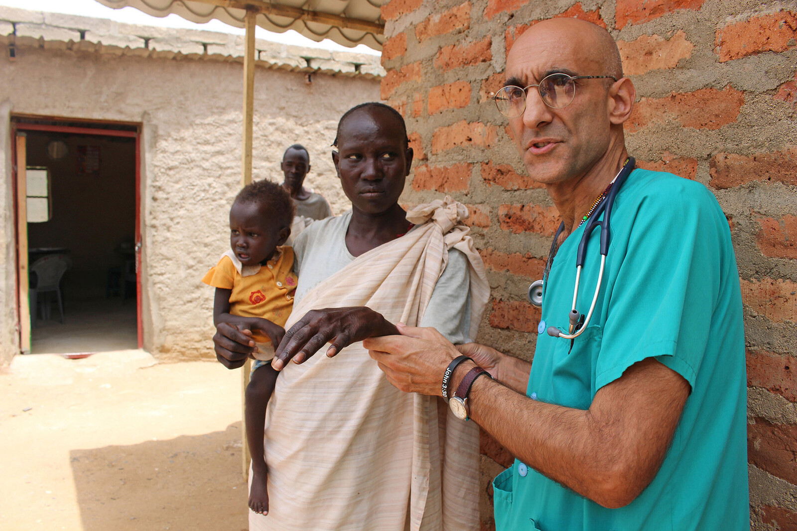 Der amerikanische Arzt Dr. Tom Catena versorgt die Menschen im Süden des Sudans.