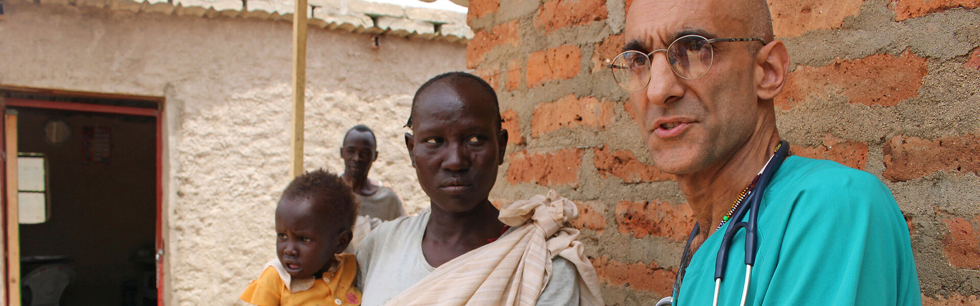 Der amerikanische Arzt Dr. Tom Catena versorgt die Menschen im Süden des Sudans.