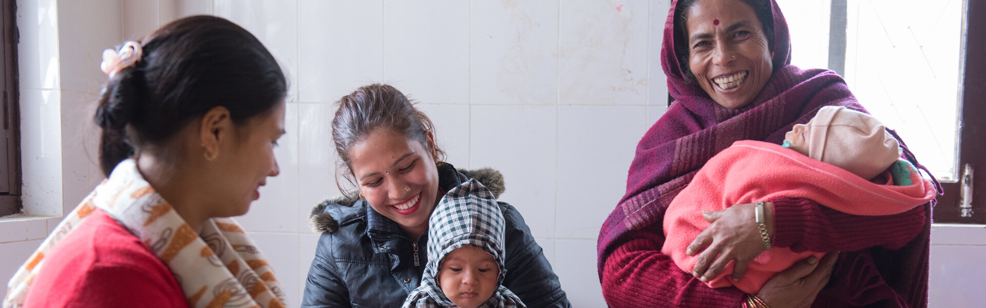 In Nepal halten Mütter Kinder im Arm nach dem Erdbeben.