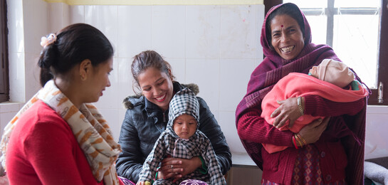 In Nepal halten Mütter Kinder im Arm nach dem Erdbeben.