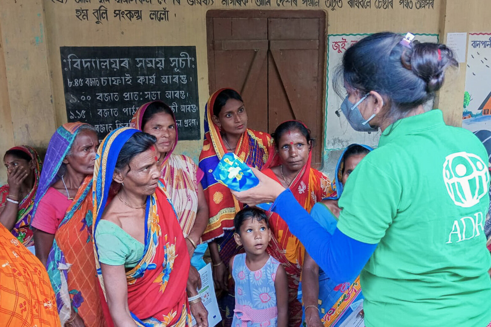 Eine Helferin von ADRA verteilt Hygienesets an Frauen und Kinder