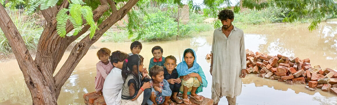 Kinder haben sich vor den Wassermassen auf die Überreste eines Hauses gerettet