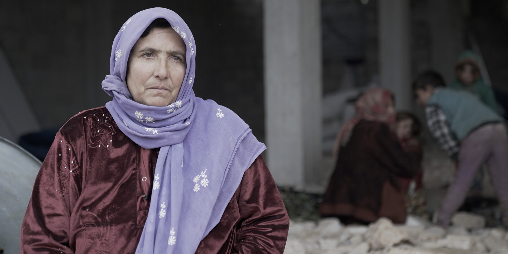 Mariam ist aus ihrem Heimatdorf in Syrien geflohen und sucht in einem verlassenen Haus nach Sicherheit Mariam ist aus ihrem Heimatdorf in Syrien geflohen und sucht in einem verlassenen Haus nach Sicherheit