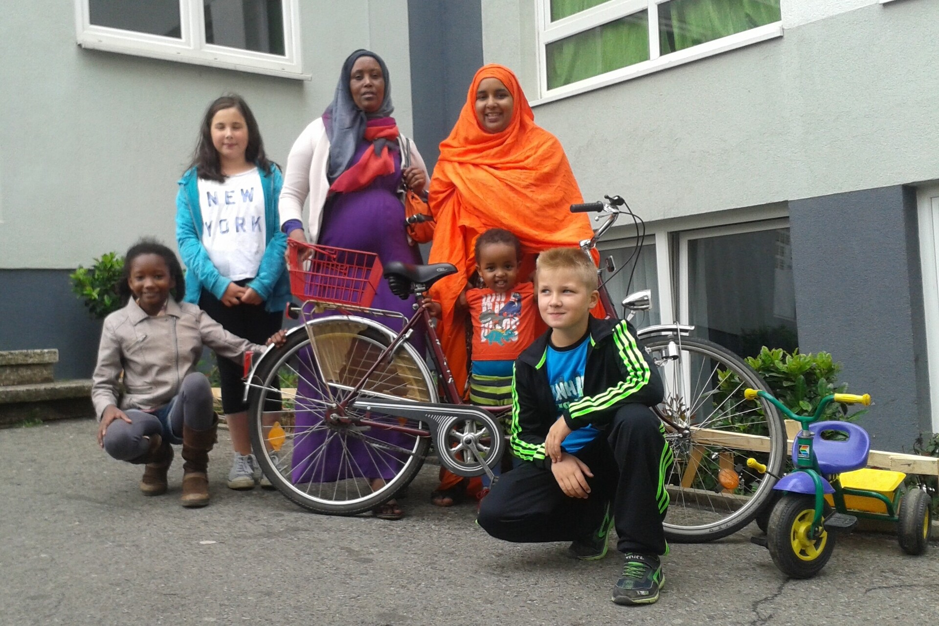 Kinder übergeben ein repariertes Fahrrad an eine Flüchtlingsfamilie. Das Projekt wurde jetzt mit dem Sonderpreis des Geschichtenwettbewerbs ausgezeichnet. Kinder übergeben ein repariertes Fahrrad an eine Flüchtlingsfamilie. Das Projekt wurde jetzt mit dem Sonderpreis des Geschichtenwettbewerbs ausgezeichnet.