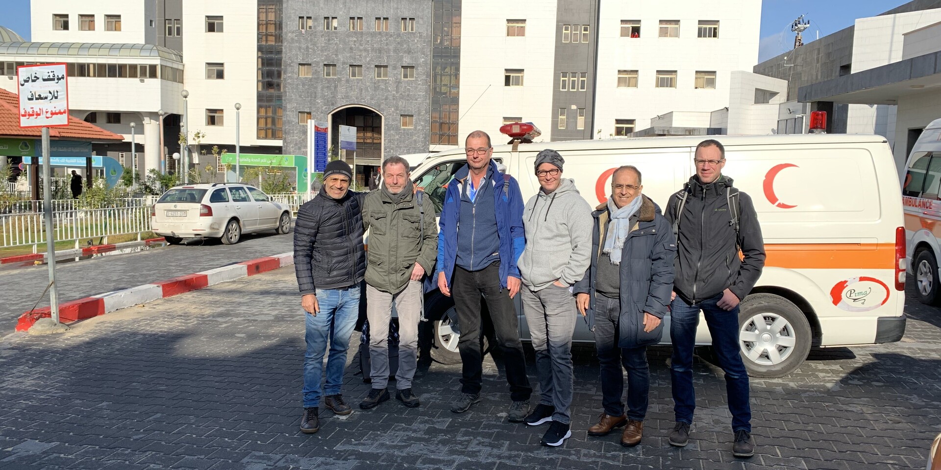 Dr. Dr. Walid Ayad (2.v.r.) mit Ärztekollegen vor dem Gebäude der operativen Spezialdisziplinen des Al-Shifa Krankenhauses in Gaza-City vor 2023