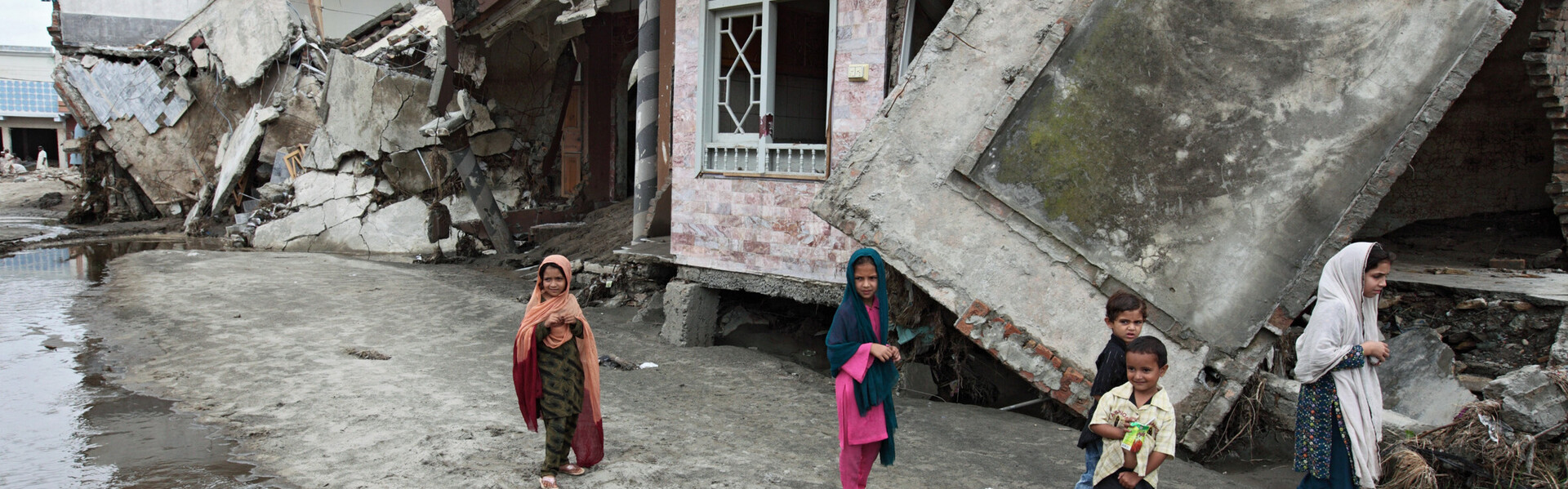 Pakistan Flut Kind Zerstörung Haus