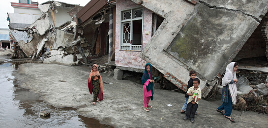 Pakistan Flut Kind Zerstörung Haus