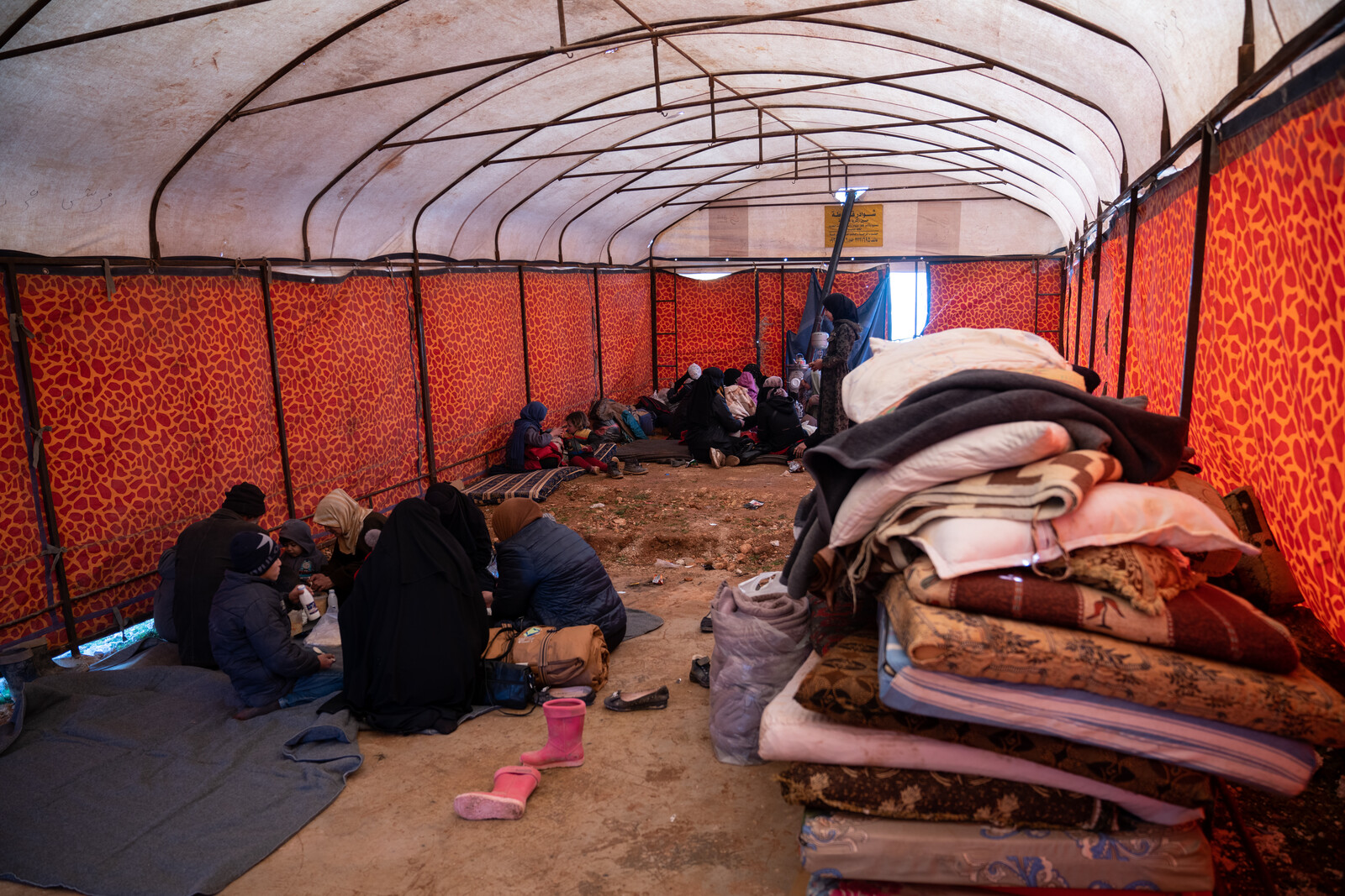 Hilfsorganisationen schaffen nach der Erdbebenkatastrophe Notunterkünfte für obdachlose Menschen 