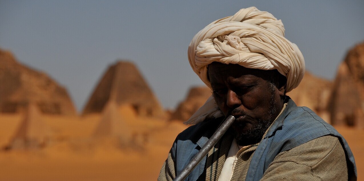 Mann vor Pyramiden im Sudan