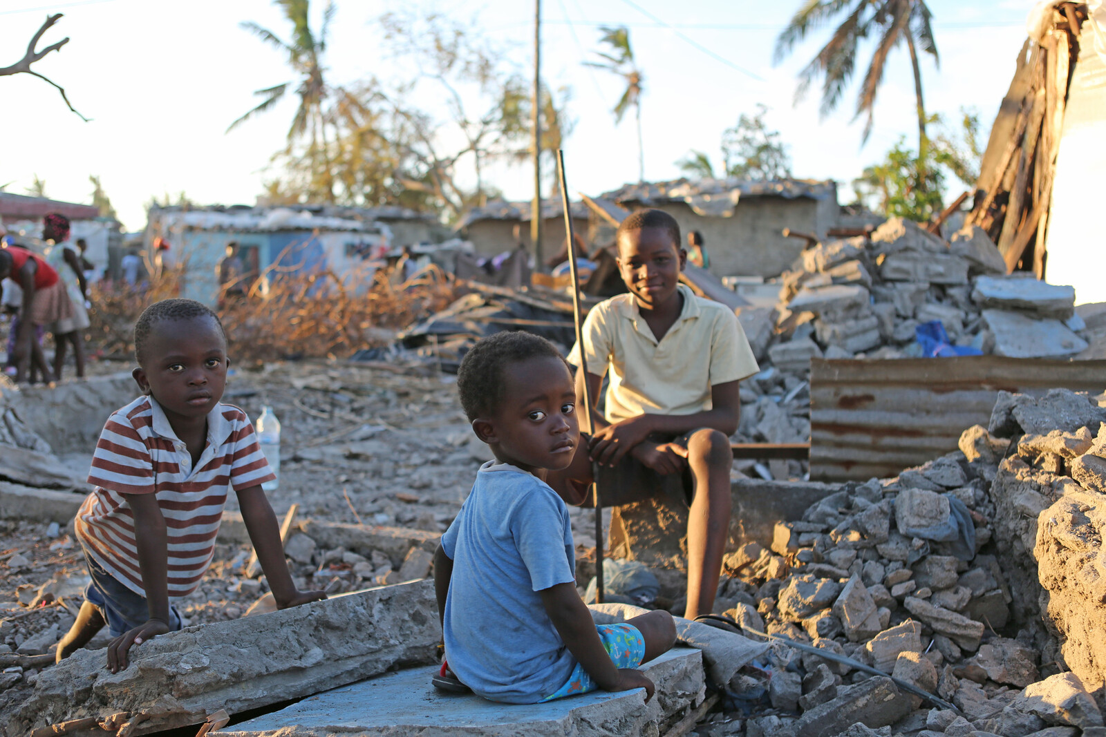 Kinder in einem Slum in Mosambik