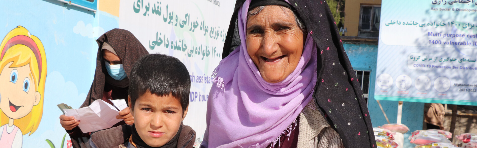 Die Hilfsorganisation Help – Hilfe zur Selbsthilfe unterstützt bedürftige Familien in Afghanistan mit Lebensmitteln
