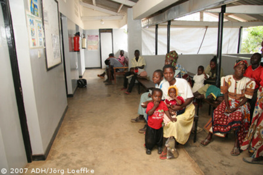 Flut Afrika: Patienten im Wartebereich