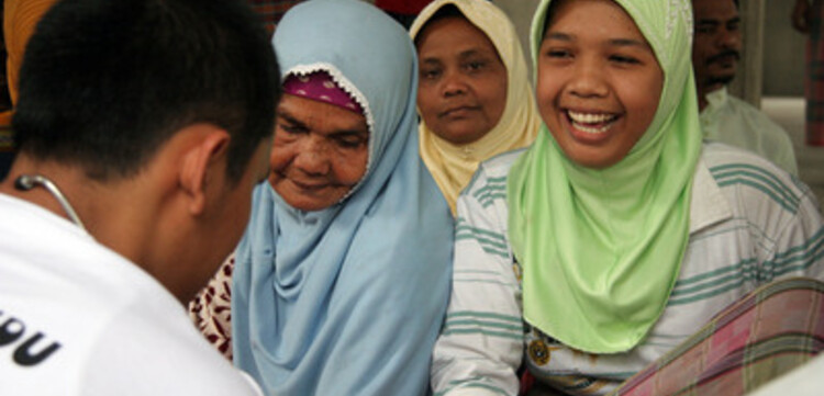 Tsunami-Hilfe Indonesien: Patientinnen bei der Action Medeor Sprechstunde