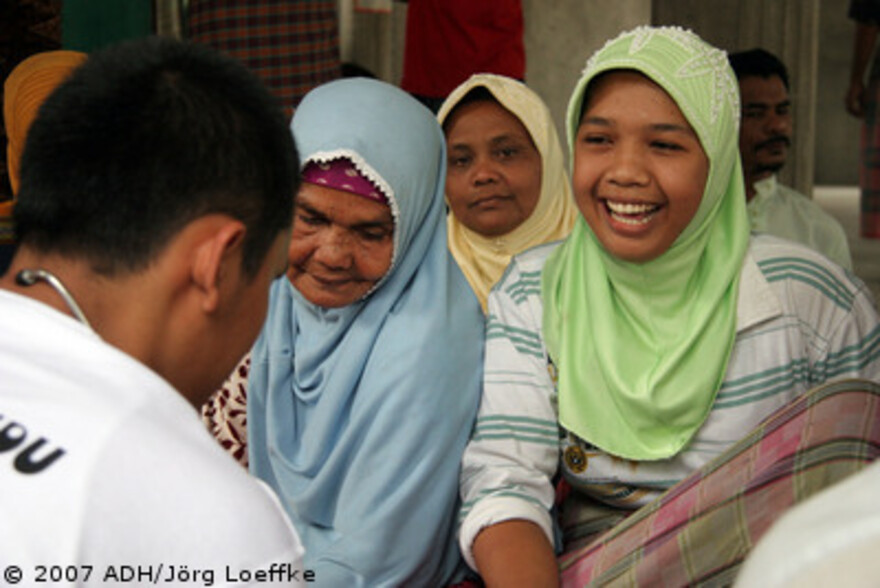 Tsunami-Hilfe Indonesien: Patientinnen bei der Action Medeor Sprechstunde