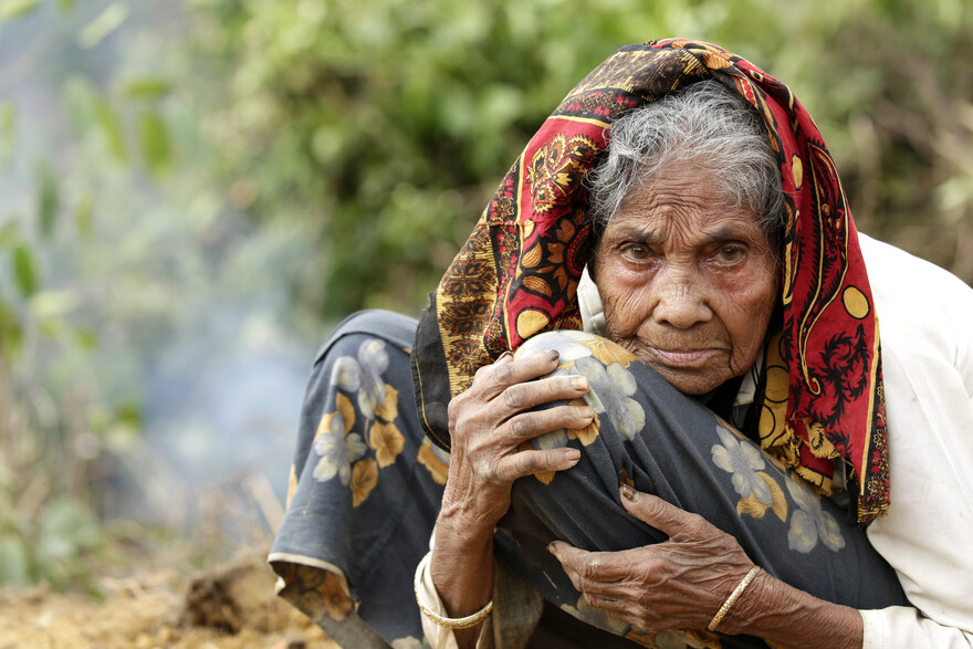 Eine alte Frau im Rohingya-Flüchtlingscamp Eine alte Frau im Rohingya-Flüchtlingscamp