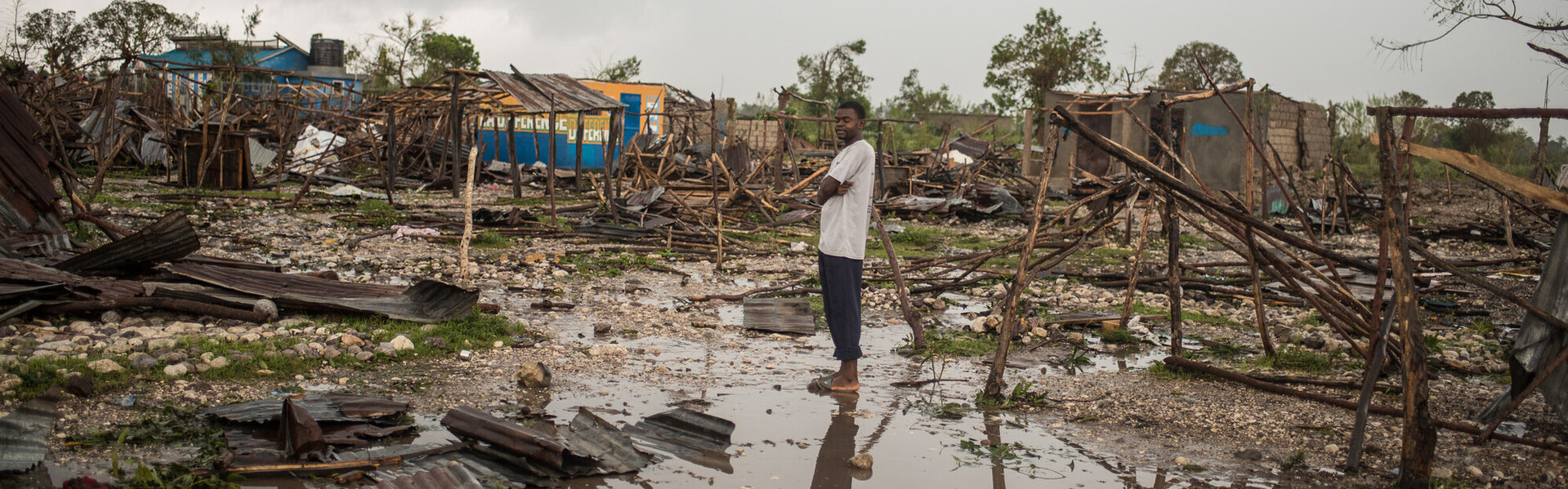 Ein Mann in Haiti nach Zerstörung durch Hurrikan Matthew 2016 (Archivbild)