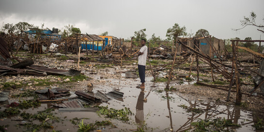 Ein Mann in Haiti inmitten von Zerstörung nach Hurrikan Matthew 2016 (Archivbild)