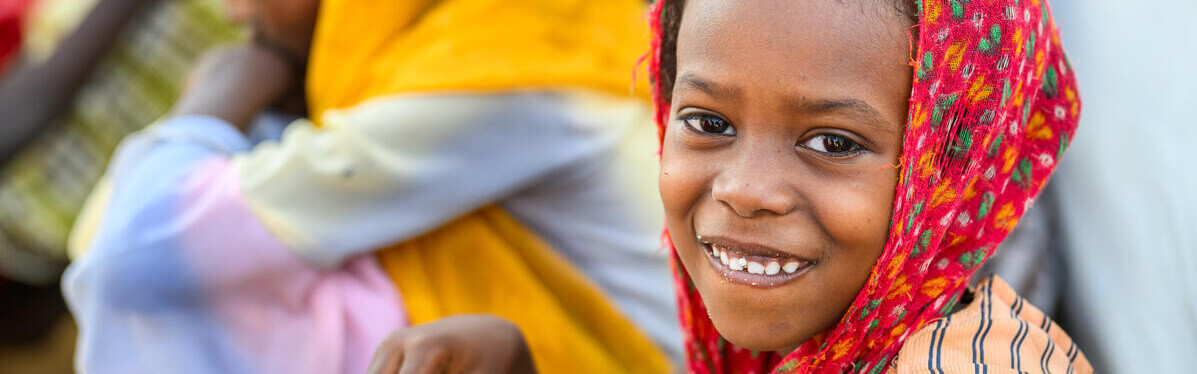 Hilfe für Kinder im Tschad: Ein Mädchen isst Reis von einem Teller Hilfe für Kinder im Tschad: Ein Mädchen isst Reis von einem Teller