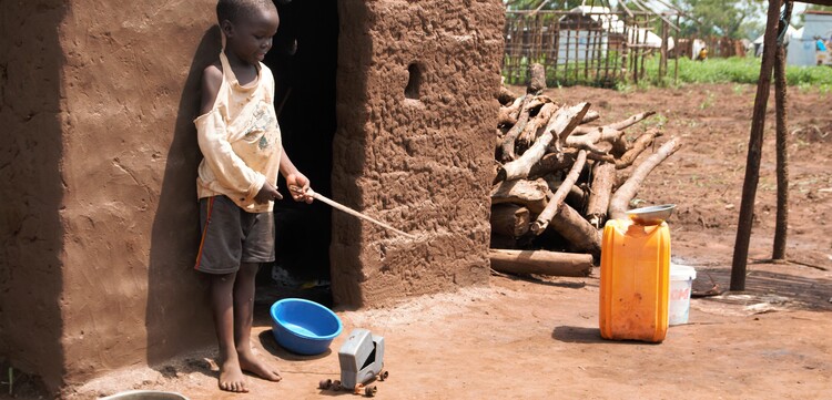 Der kleine Godi spielt im Flüchtlingscamp in Uganda mit seinem LKW Der kleine Godi spielt im Flüchtlingscamp in Uganda mit seinem LKW