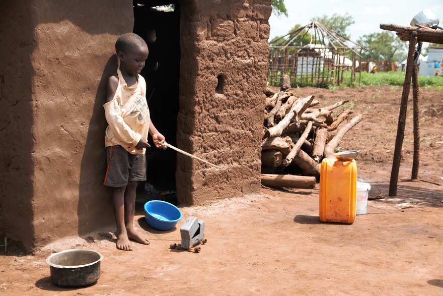 Der kleine Godi spielt im Flüchtlingscamp in Uganda mit seinem LKW Der kleine Godi spielt im Flüchtlingscamp in Uganda mit seinem LKW