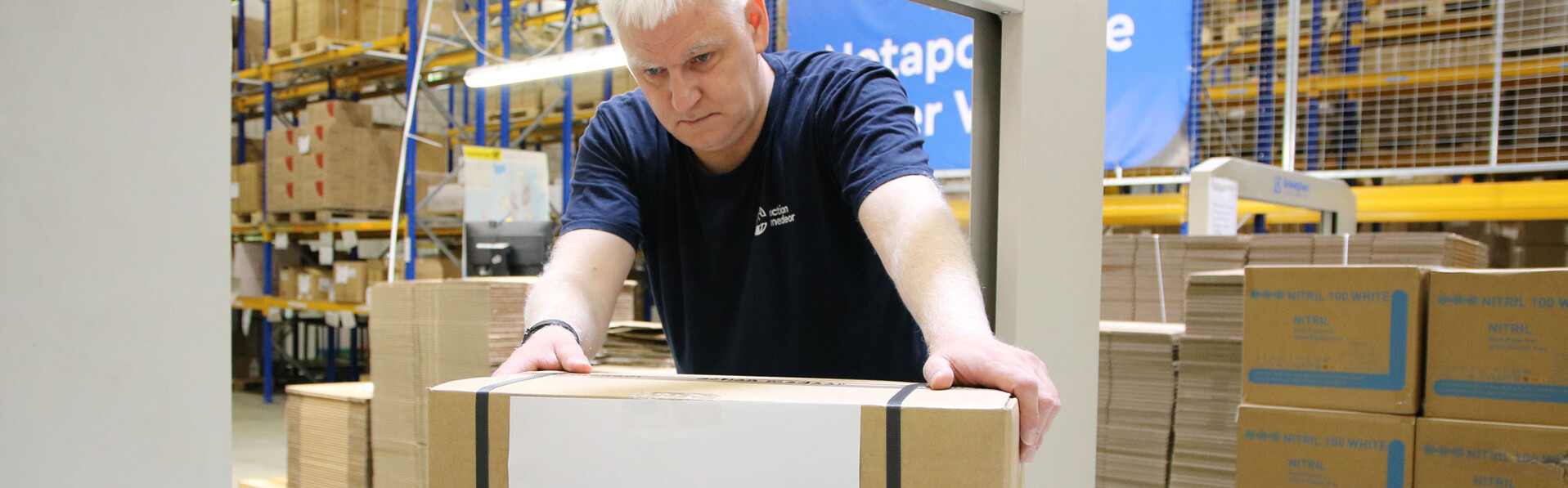 Ein Mitarbeiter von action medeor verpackt eine Hilfslieferung für die Ebola-Region Ein Mitarbeiter von action medeor verpackt eine Hilfslieferung für die Ebola-Region
