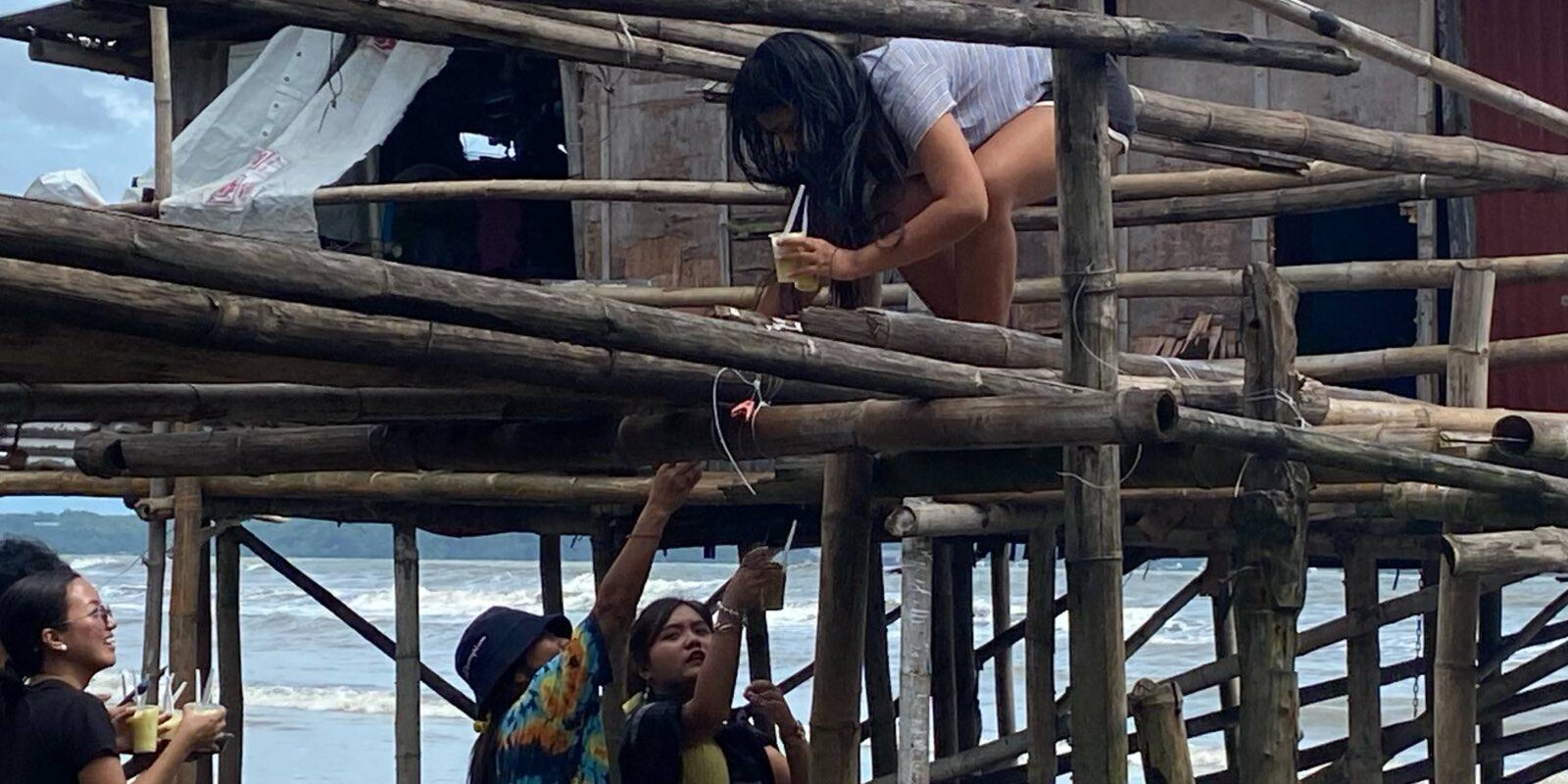 Frauen bei der Verteilung von Suppen nach den Supertaifunen Kalmaegi und Fung-Wong auf den Philippinen Frauen bei der Verteilung von Suppen nach den Supertaifunen Kalmaegi und Fung-Wong auf den Philippinen