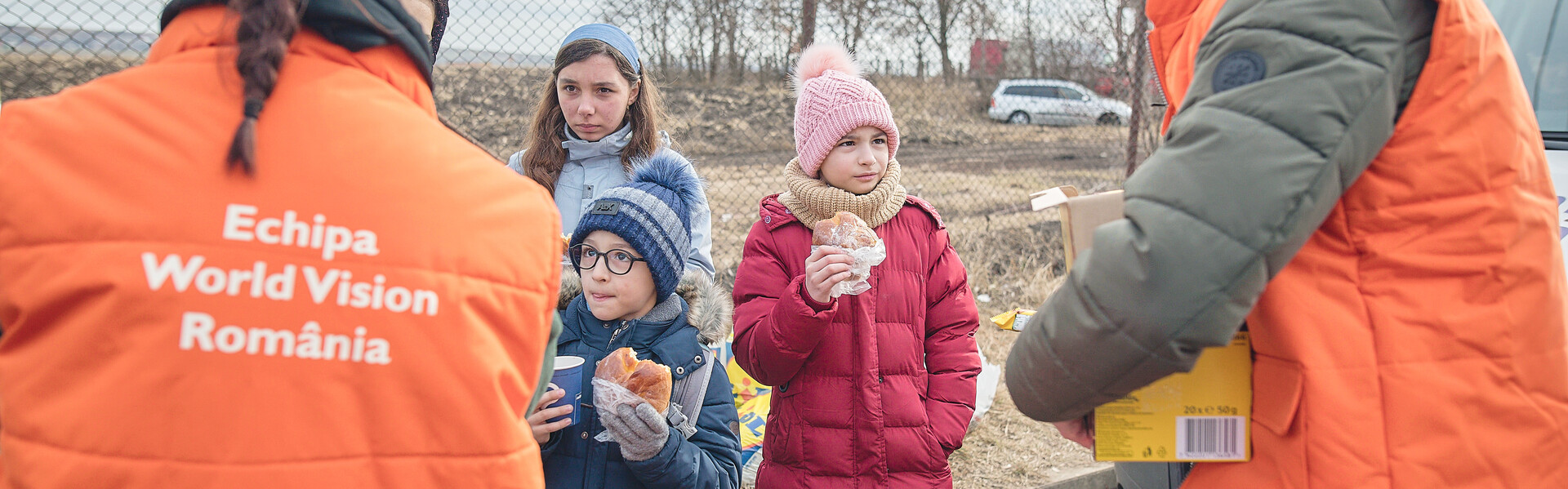 Helfende von World Vision Rumänien verteilen Essen an Kinder