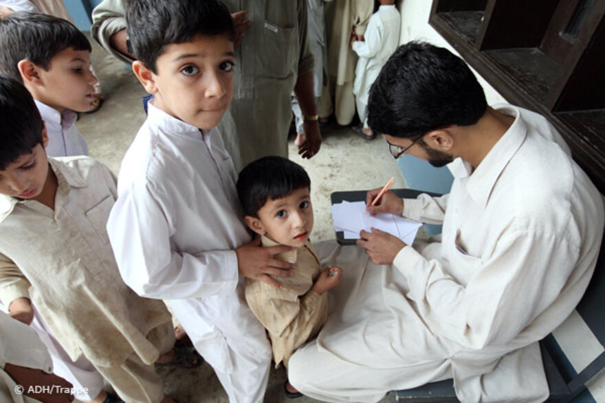 013pakistan-trappe-behandlung Flut Pakistan:Zwei Kinder beim Arzt