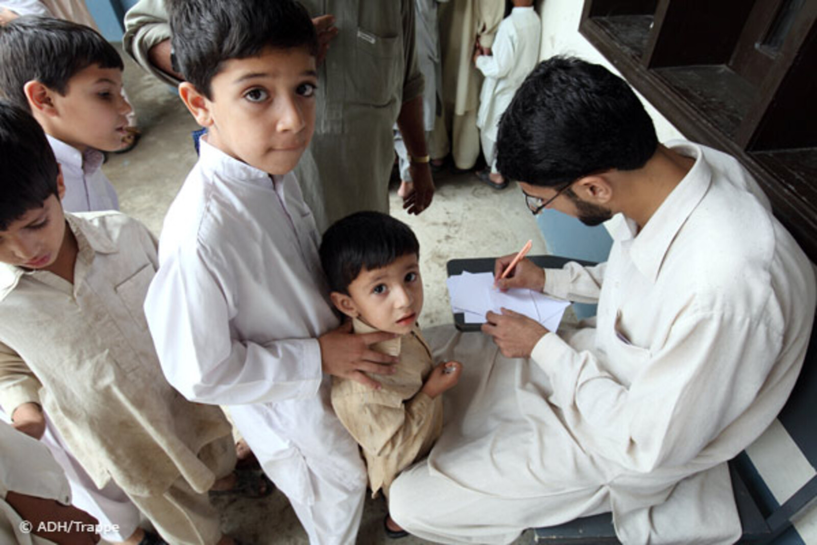 013pakistan-trappe-behandlung Flut Pakistan:Zwei Kinder beim Arzt