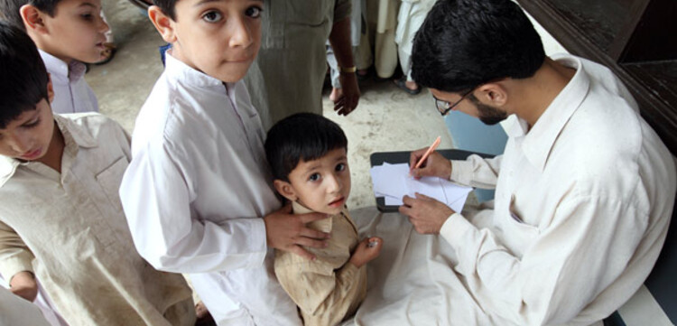 Flut Pakistan:Zwei Kinder beim Arzt