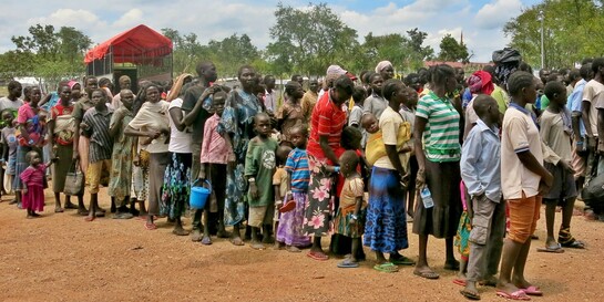 Eine Gruppe von Menschen, die aus dem Südsudan nach Uganda geflohen sind