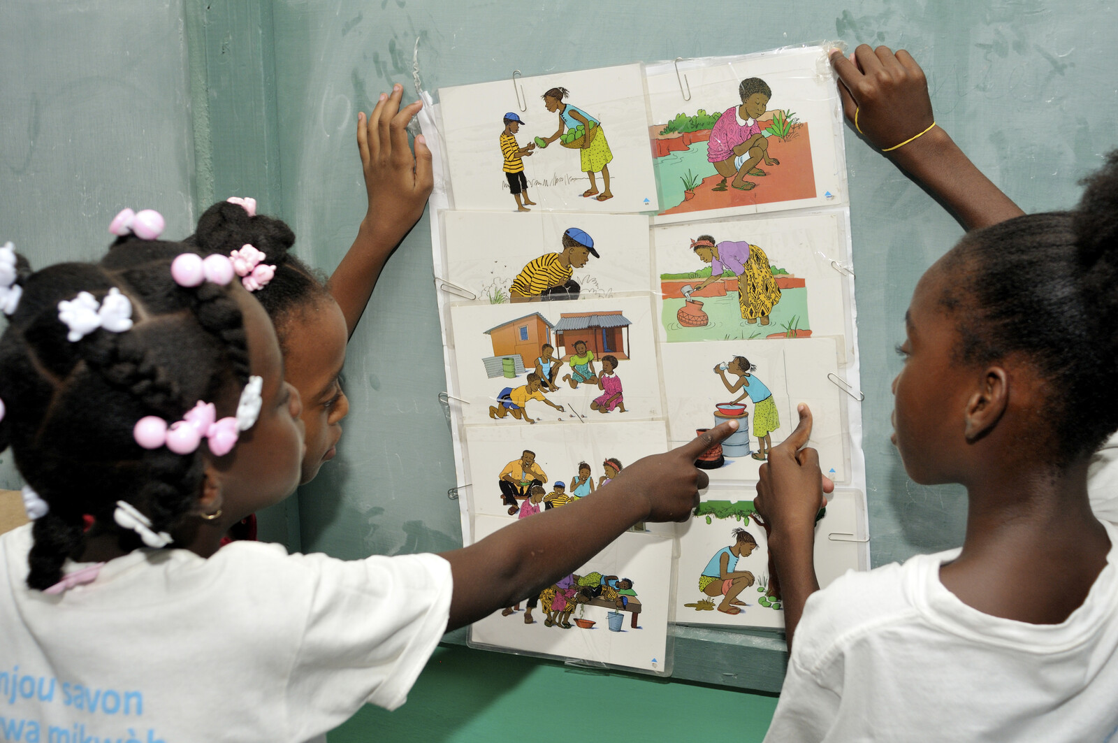 Kinder in Haiti werden über Cholera aufgeklärt
