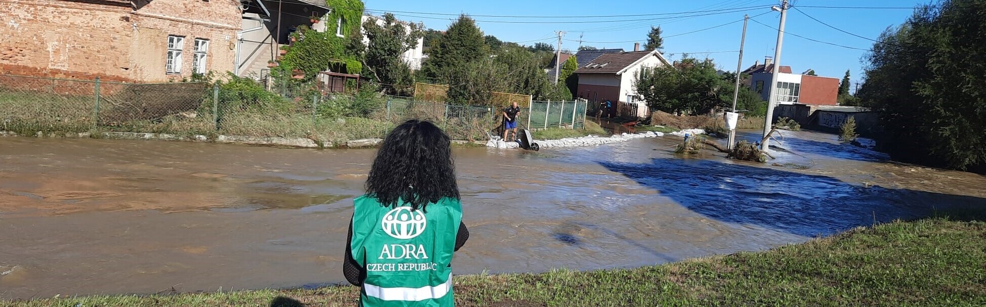 Eine Helferin von ADRA steht im Flutgebiet in Tschechien