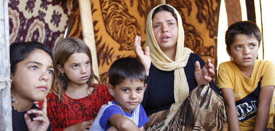 Eine Frau und Kinder im Irak - im Grenzgebiet zum Iran hat ein Erdbeben viele Verletzte gefordert