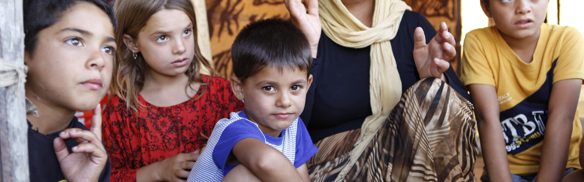 Eine Frau und Kinder im Irak - im Grenzgebiet zum Iran hat ein Erdbeben viele Verletzte gefordert
