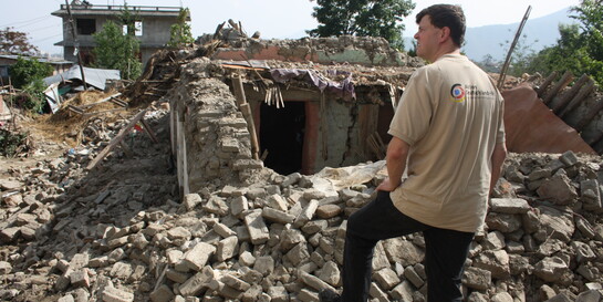Felix Neuhaus von AWO International überblickt die Trümmerhaufen nach dem Erdbeben in Nepal