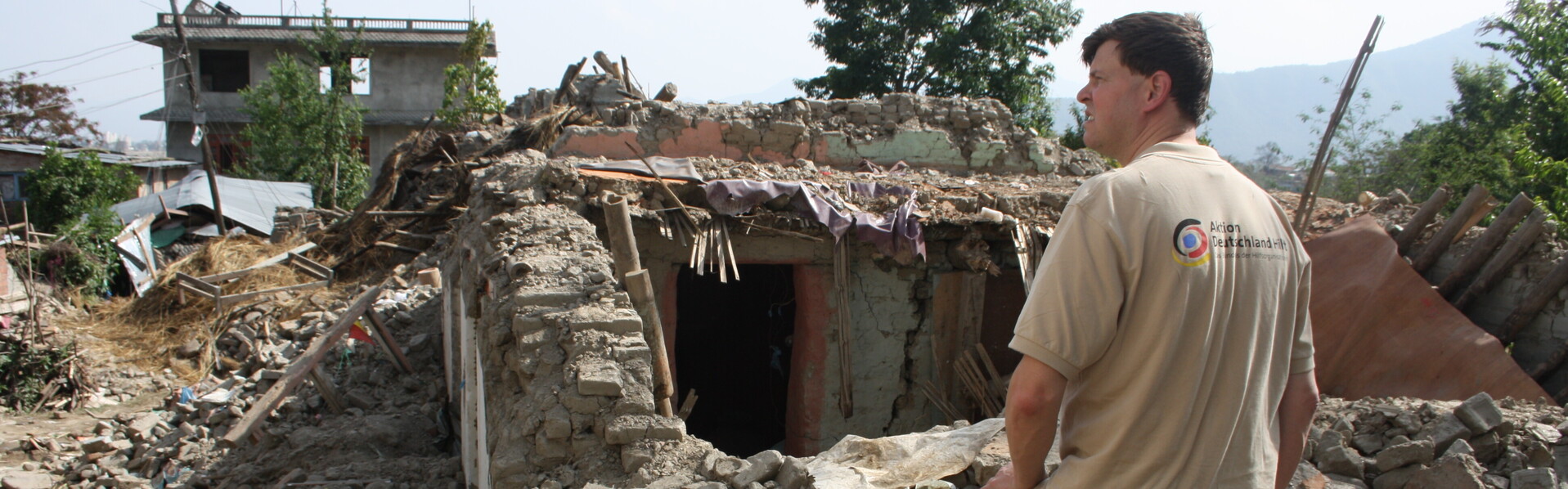 Felix Neuhaus von AWO International überblickt die Trümmerhaufen nach dem Erdbeben in Nepal