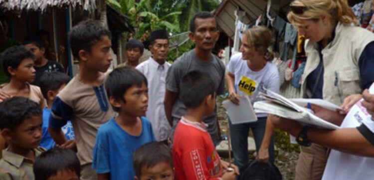 Katastrophen Südostasien: Erdbeben Indonesien Helferinnen von HELP sprechen mit Betroffenen