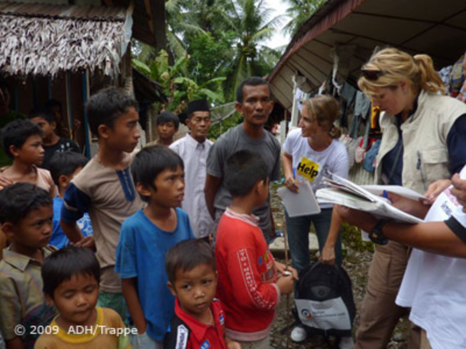0 Katastrophen Südostasien: Erdbeben Indonesien Helferinnen von HELP sprechen mit Betroffenen