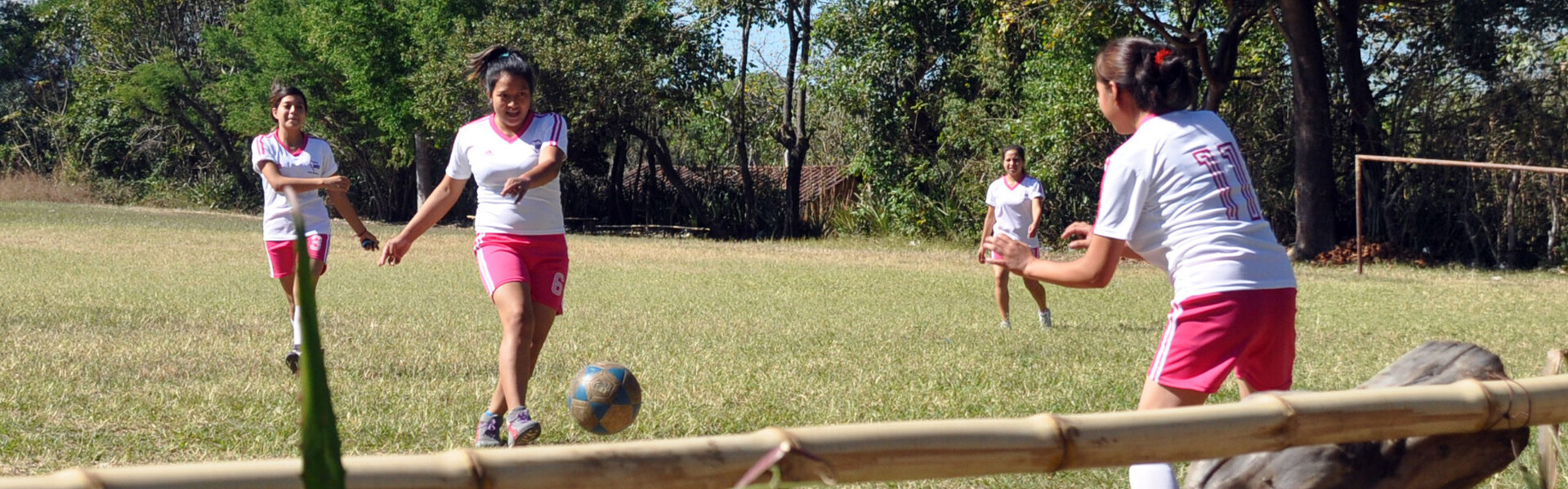 Eine Fußball-Mädchen-Mannschaft spielt in San Salvador Fußball.