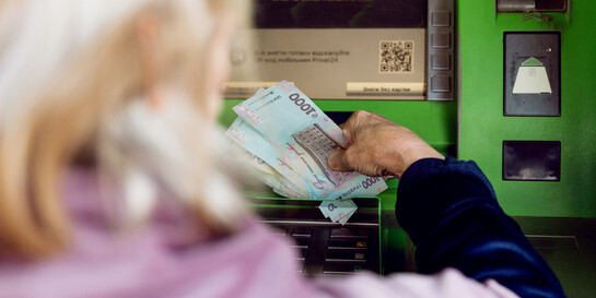 Frau an Geldautomat in der Ukraine