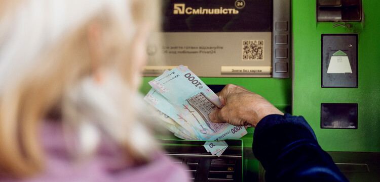 Frau in der Ukraine an einem Geldautomatten Frau in der Ukraine an einem Geldautomatten