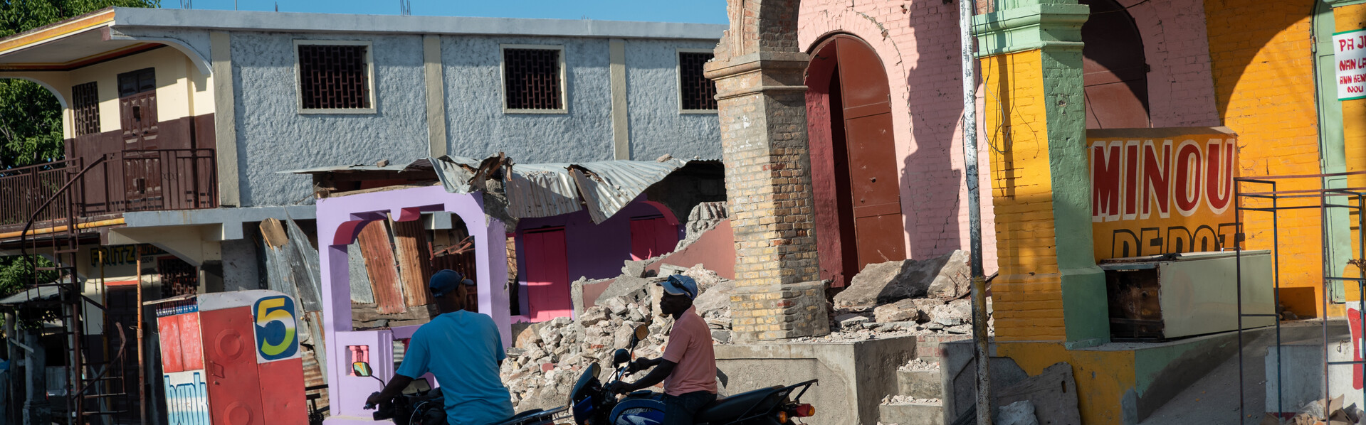 Ein zerstörtes Gebäude nach dem Erdbeben in Haiti
