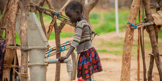 Ein Mädchen im Südsudan füllt Wasserkanister