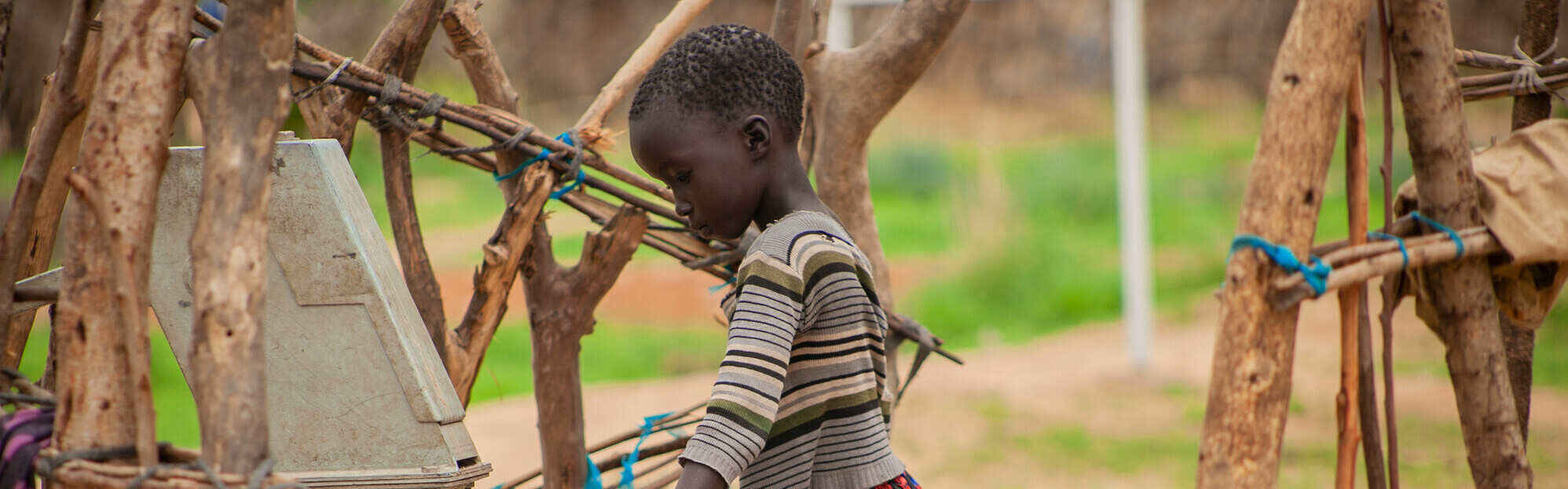 Ein Mädchen im Südsudan füllt Wasserkanister