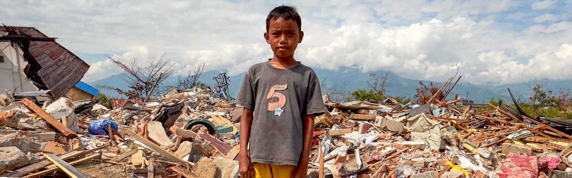 Ein Junge vor einem zerstörten Haus nach dem Erdbeben in Indonesien im September 2018