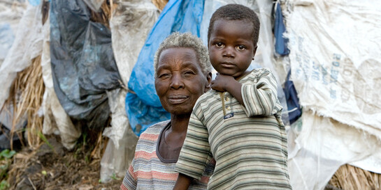 Eine Frau und ein Kind im Kongo (Archivbild). Jetzt online spenden und helfen!