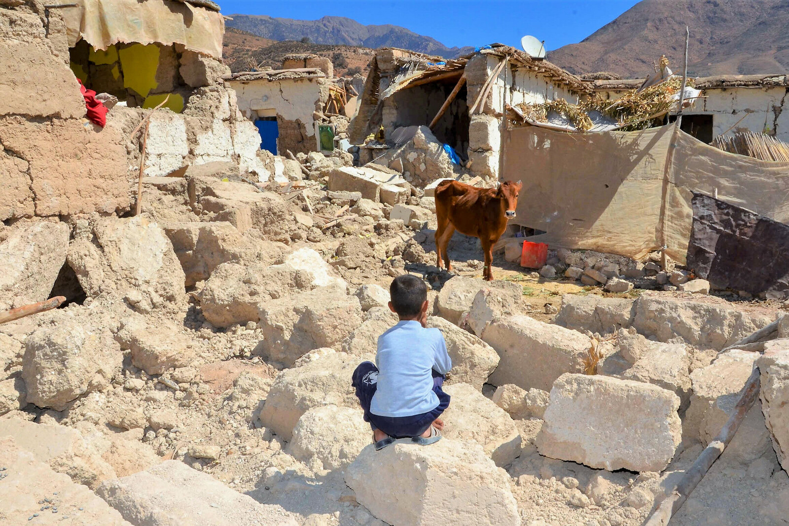 Ein Kind in einem marokkanischen Bergdorf nach dem Erdbeben
